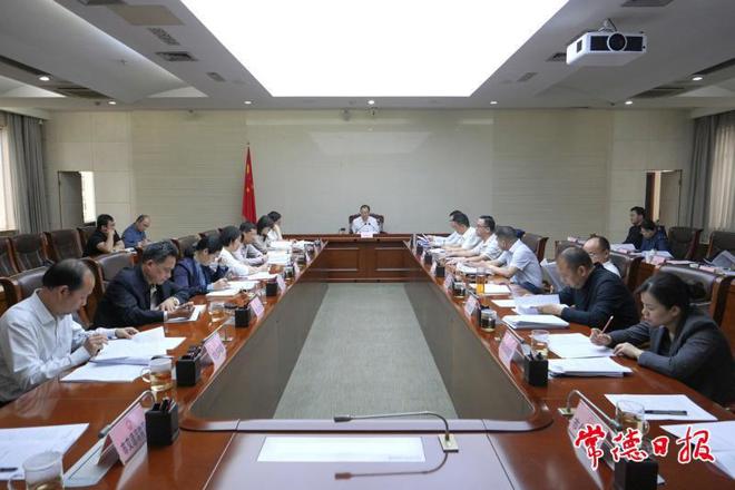 周振宇在听取