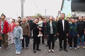鼎城：渔民新村升国旗 庆祝新生活