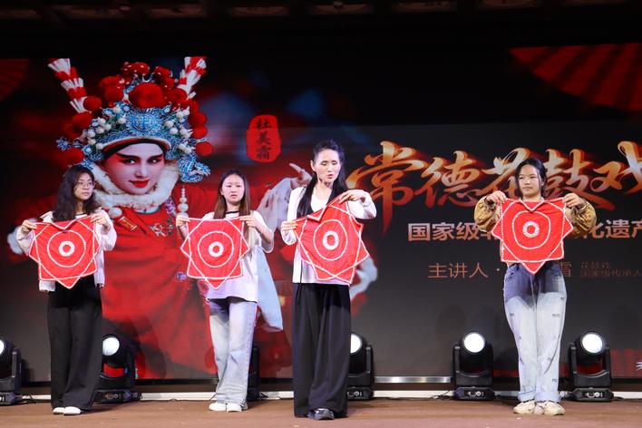 杜美霜（右二）在开展现场教学