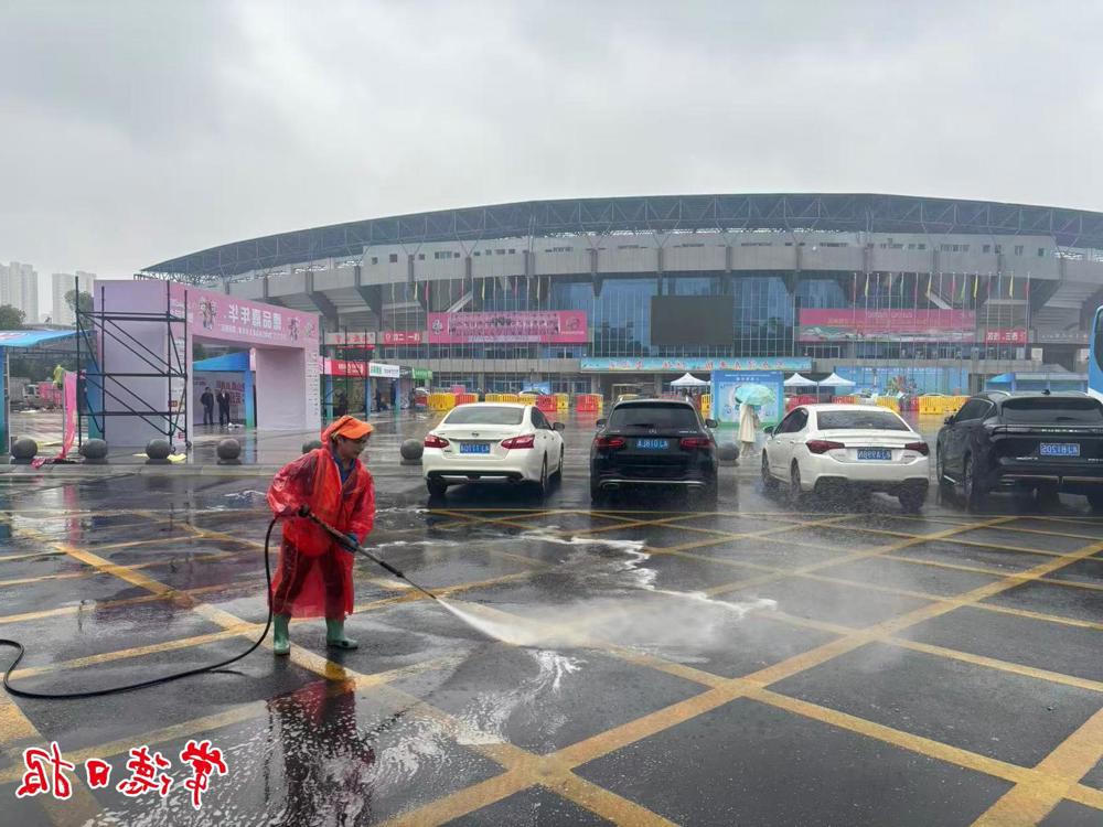 环卫工人对路面进行冲水保洁