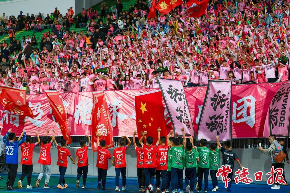 石门县第五完全小学的足球小将们向