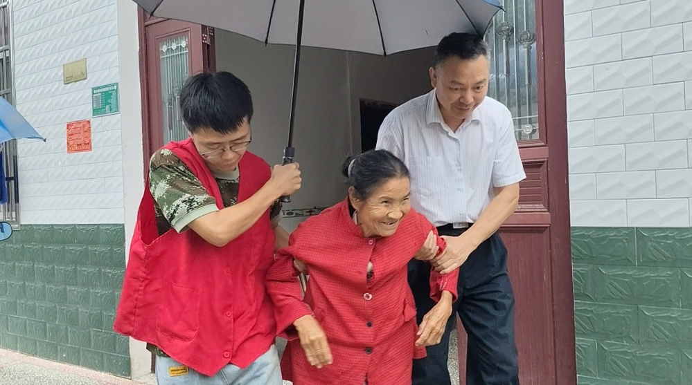 退役军人志愿者转移村民