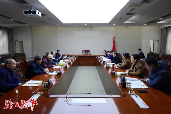 周振宇就《政府工作报告》征求老干部意见与建议