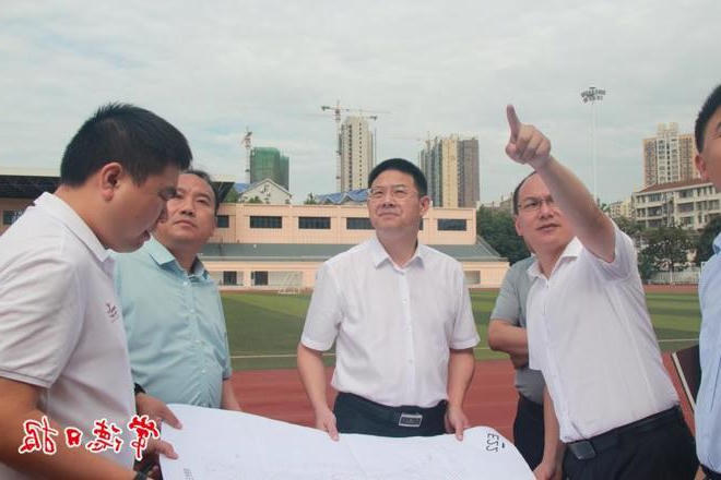 市领导在市第三中学调研时要求 把学校建成培养足球、游泳、篮球等体育人才的摇篮