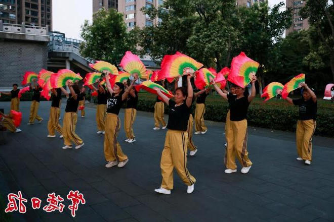 【摄影报道】鼎城区沅江风光带见闻：市民抓住运动