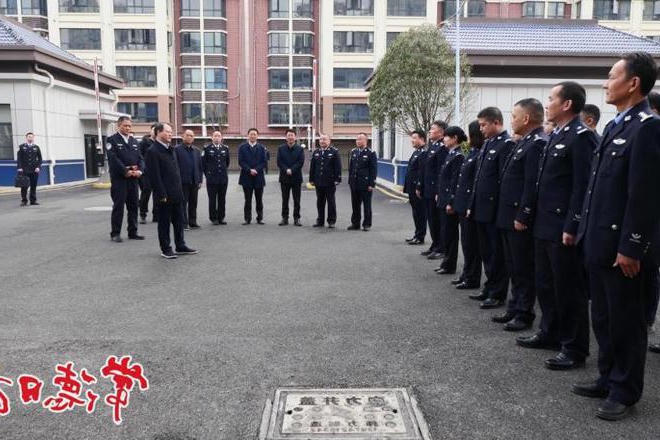 周振宇走访慰问基层民警