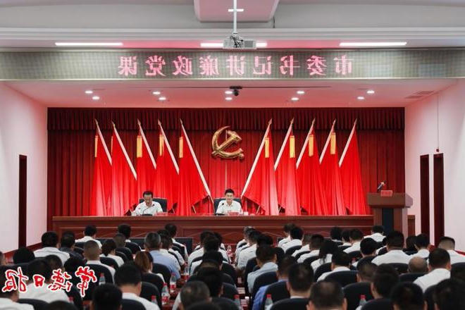 曹志强为安乡县党员干部讲廉政党课