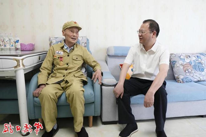 周振宇八一建军节前夕看望慰问退役军人
