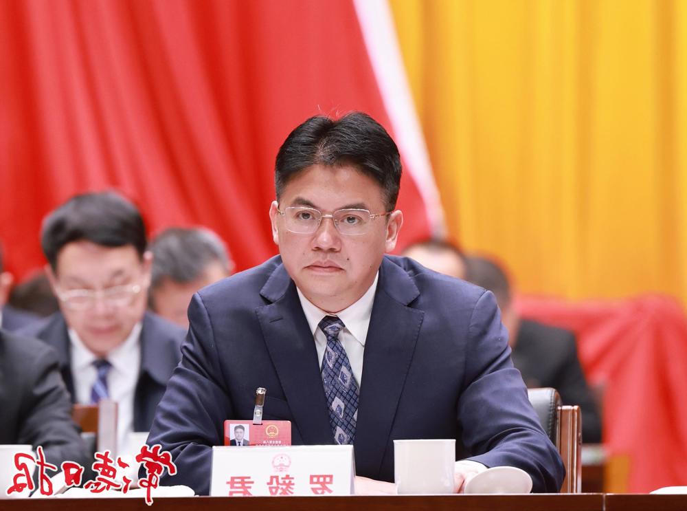 罗毅君出席会议