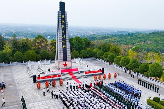 常德市举行烈士纪念日向人民英雄敬献花篮仪式