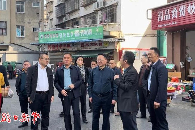 市领导督导巩固国家卫生城市工作