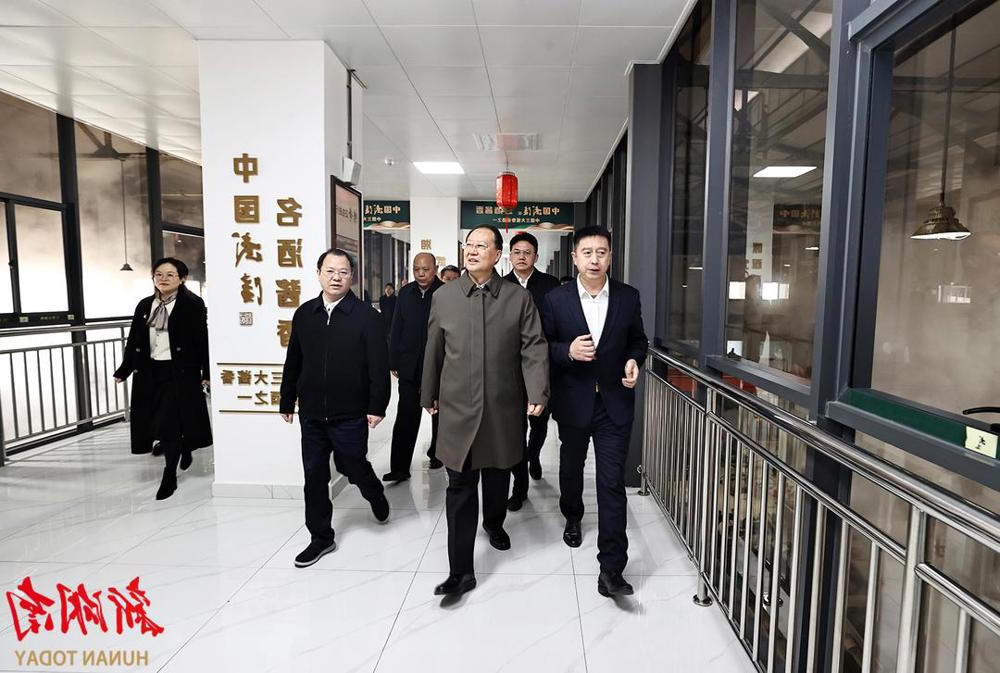 毛伟明在武陵酒公司调研