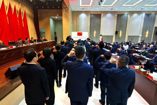市八届人大常委会第二次会议举行第二次全体会议