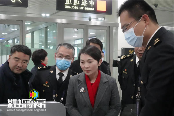 市领导慰问机场工作人员：坚决做好新型冠状病毒疫情防控工作