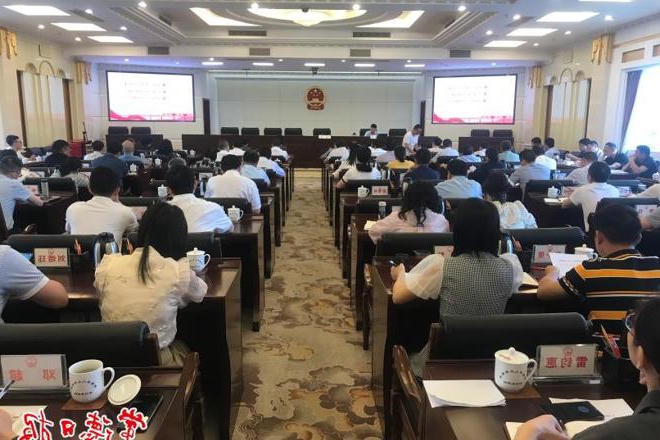 市领导在市人大常委会法律大讲堂上要求：把法律知识学习、法治素养提升放在重中之重的位置