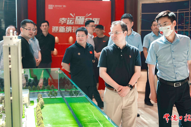周振宇调研房地产市场发展情况指出：做好
