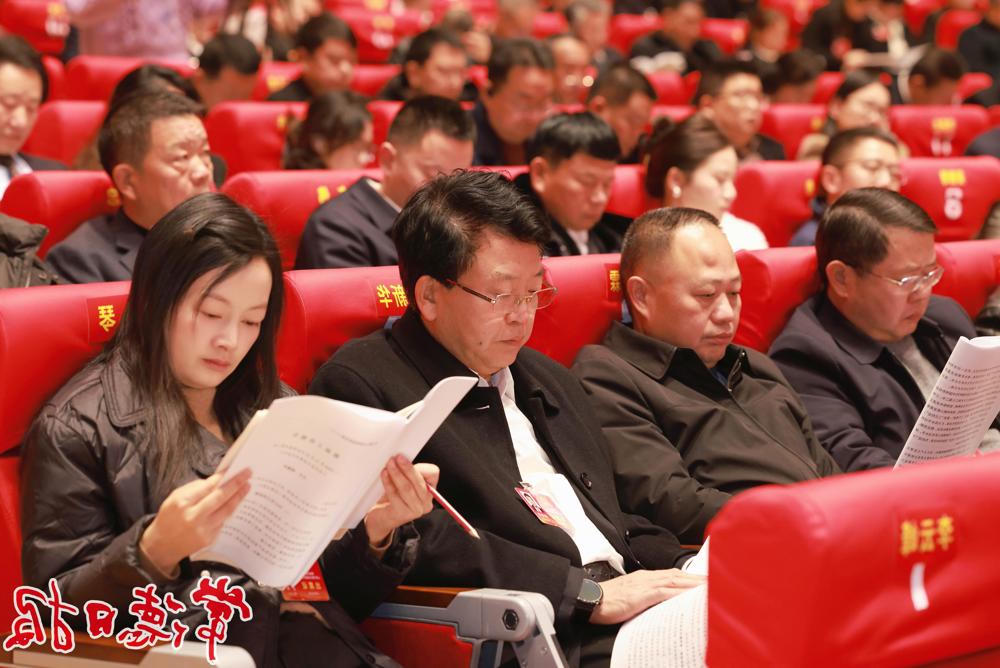与会代表认真阅读政府工作报告
