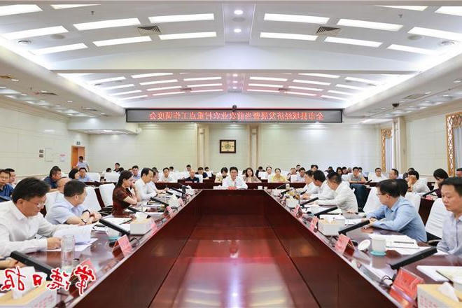 曹志强在全市县域城市经济概况暨当前农业农村重点工作调度会上强调：以推进创新突破产业突围为主线 齐心协力推动县域经济高质量发展