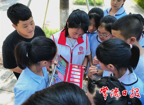 武陵区南坪街道走进校园上好禁毒