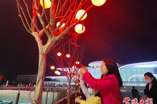 【我们的节日·元宵】常德站站前广场