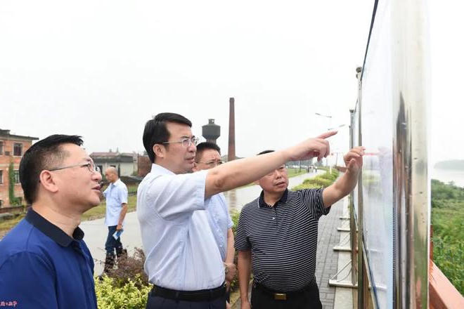 邹文辉督导检查防汛工作时强调：加强精准科学调度 确保全市安全度汛