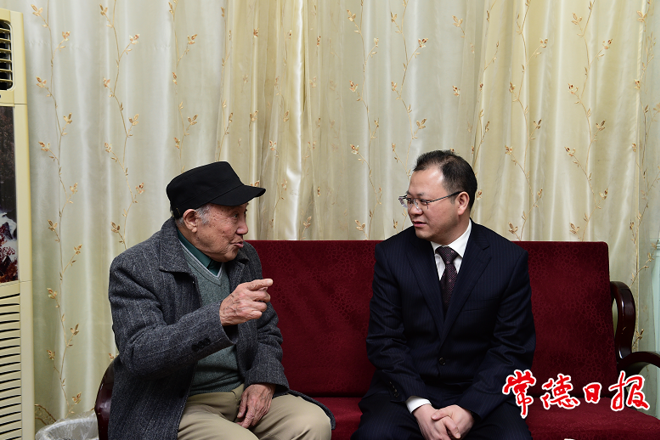 周振宇走访我市部分老干部时指出：发挥