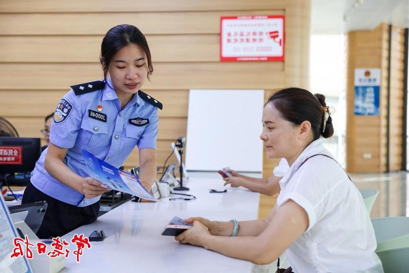 常德市公安局窗口工作人员热情为民服务