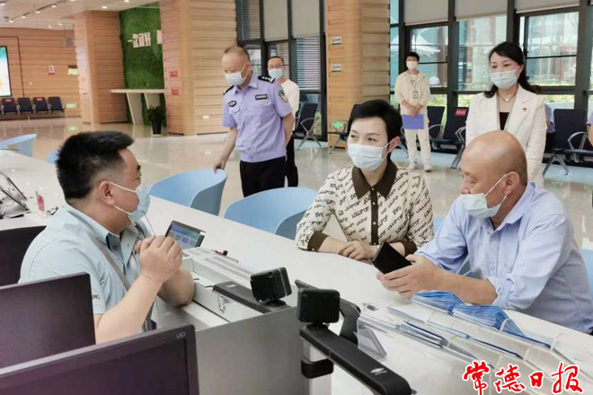 市领导全程体验办网约车驾驶员资格证流程时指出 深入推进