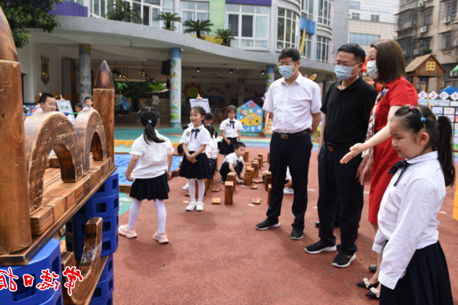 市领导进幼儿园为儿童送节日祝福