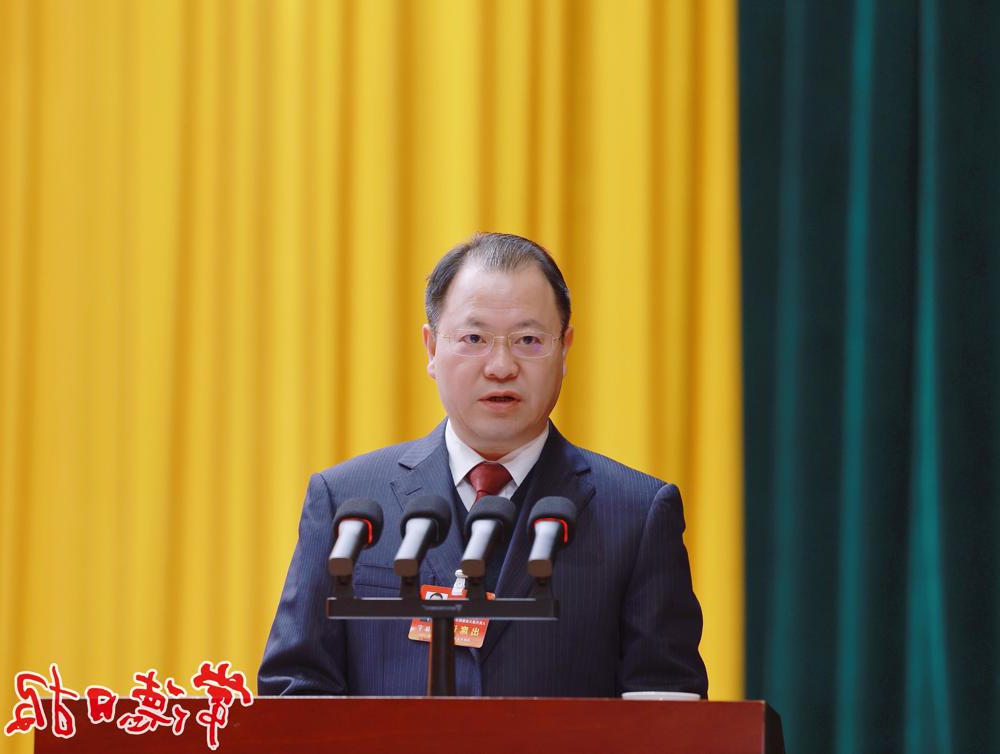 周振宇作政府工作报告