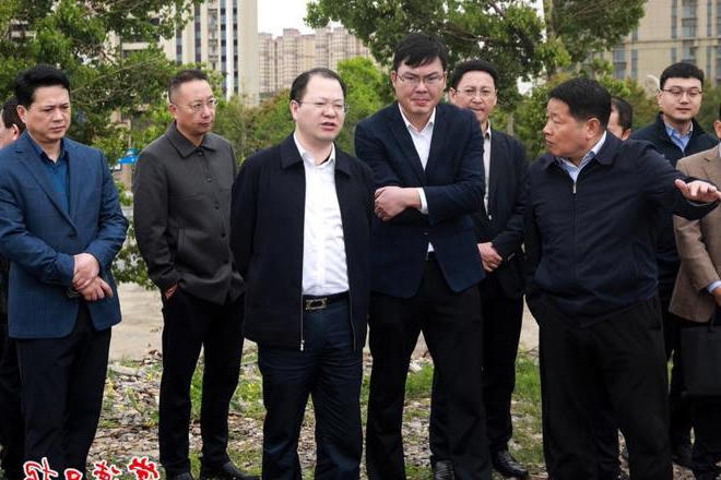周振宇调研铁路沿线环境整治工作