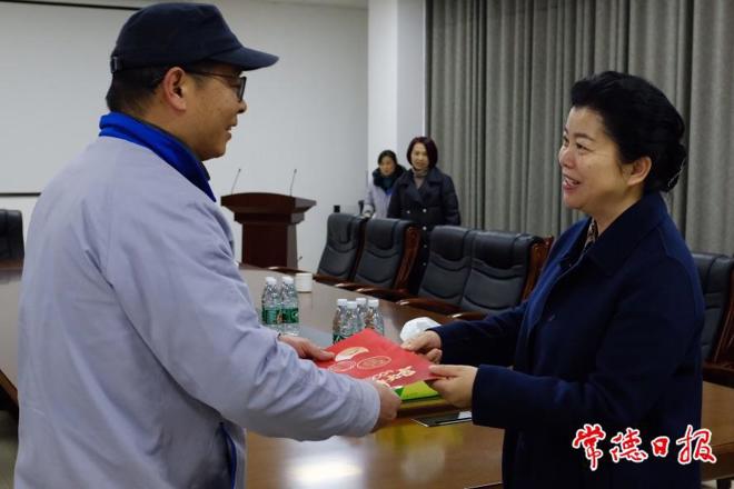 市领导走访慰问高级技能人才