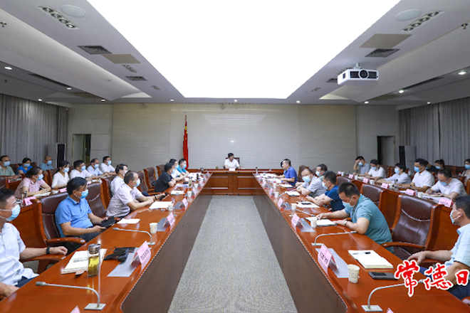邹文辉在市疫情防控指挥部紧急会商会上强调：在