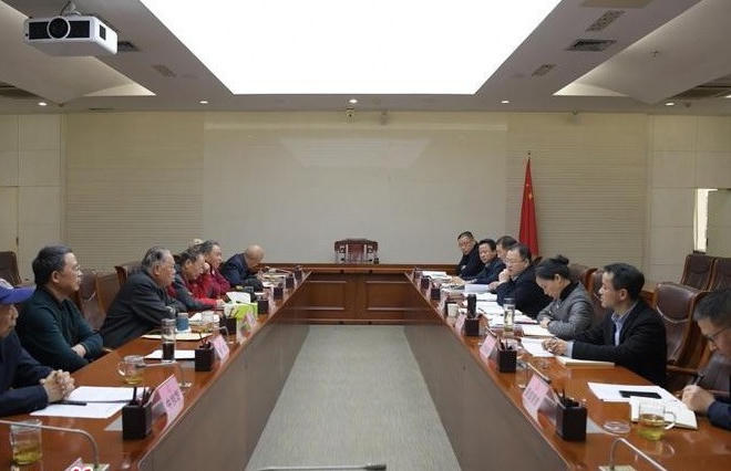 周振宇就《政府工作报告（征求意见稿）》征求老干部意见和建议