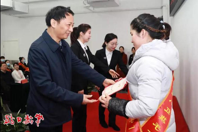 市领导考察指导妇女儿童工作 为全市优秀女性代表授奖