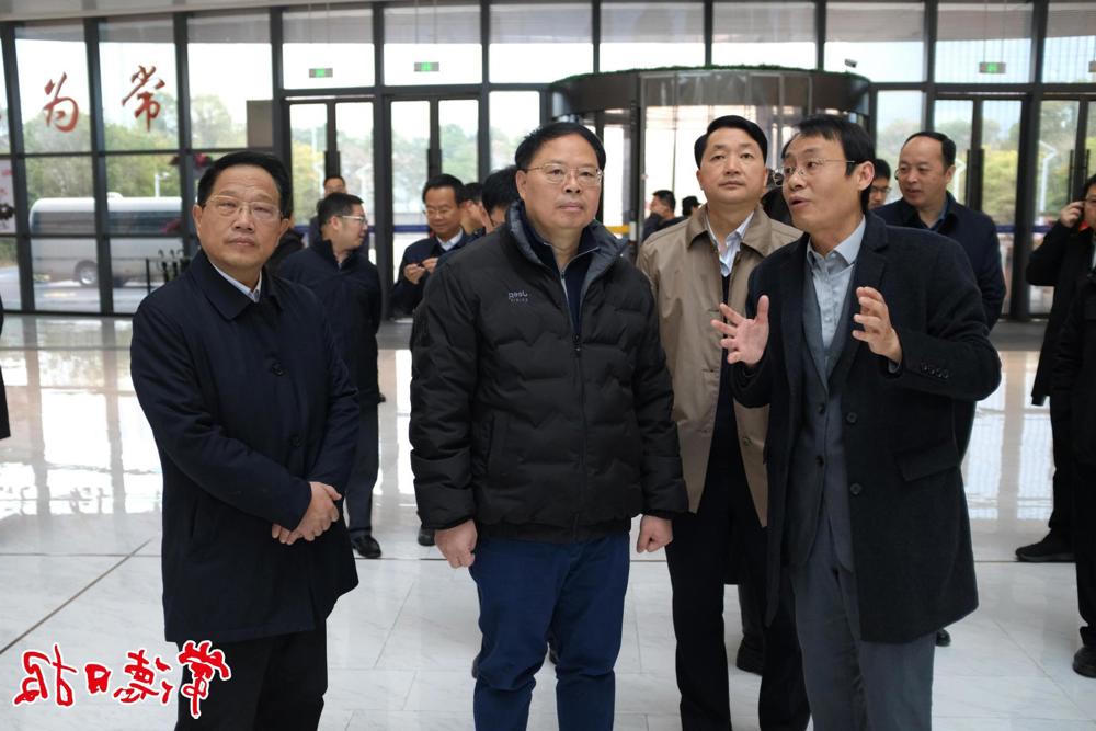 调研组一行在市民之家调研在线服务平台情况