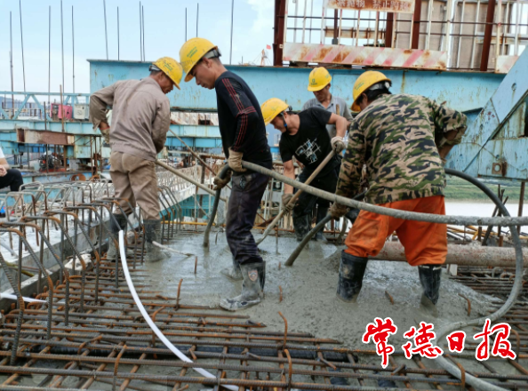 烈日炎炎施工忙 张公庙澧水特大桥建设正酣