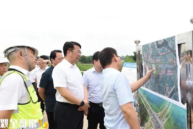 邹文辉调度省市重点项目建设：加快项目建设进度掀起项目建设高潮