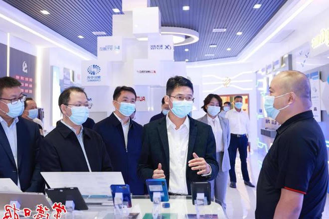 曹志强调研全市新能源与新能源汽车、电子信息产业时强调 坚定信心聚焦重点精准发力 以久久为功的韧性推动两大产业融合集群发展
