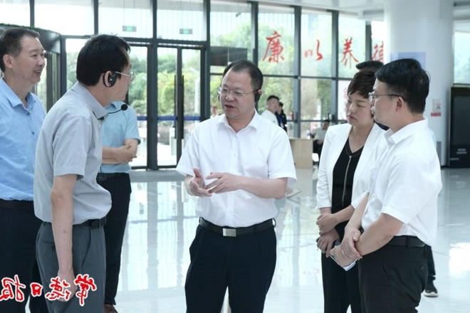 周振宇调研行政审批中介服务工作