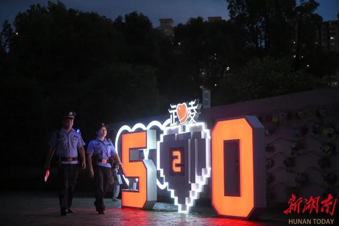【组图】警察、警灯、警车！夏夜武陵的一道亮丽风景