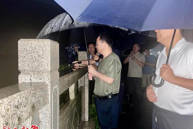 周振宇暗访督导堤垸防汛值班值守工作
