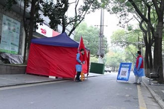 就地转为志愿者 凝聚抗疫红色力量
