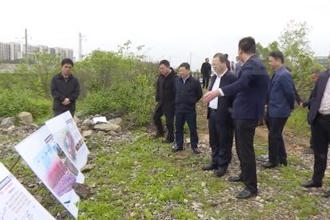 周振宇调研铁路沿线环境整治工作