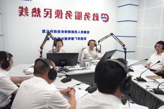 周振宇走进