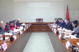 周振宇就《政府工作报告（征求意见稿）》征求老干部意见和建议