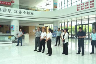 周振宇调研行政审批中介服务工作 促进中介市场健康发展 更好服务企业和群众