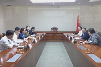 周振宇与党外代表人士、民营企业家和商协会负责人联谊交友