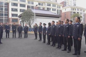 周振宇走访慰问基层民警