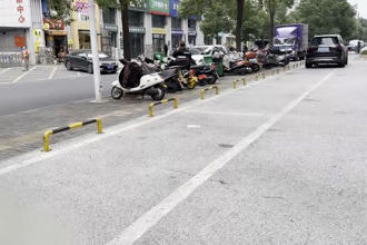 记者调查：人行道停车位成为收费停车场？